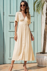 Kleid mit V-Ausschnitt und hoher Taille